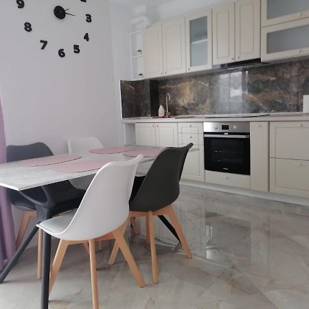 Aqua West Apartment Free Parking- Self Check-In 오라데아 외부 사진