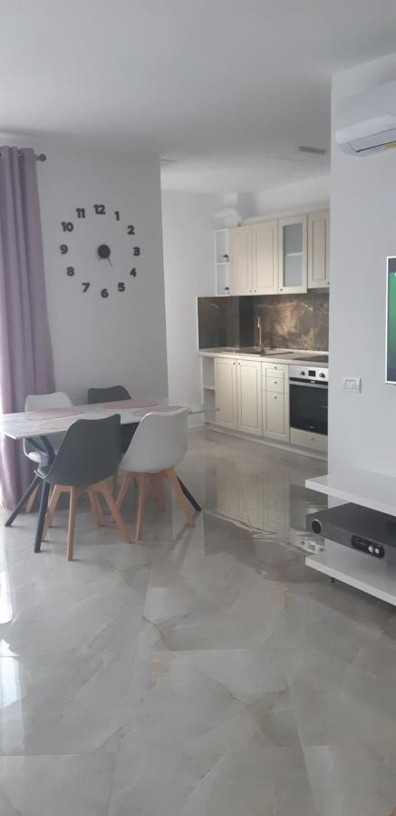Aqua West Apartment Free Parking- Self Check-In 오라데아 외부 사진